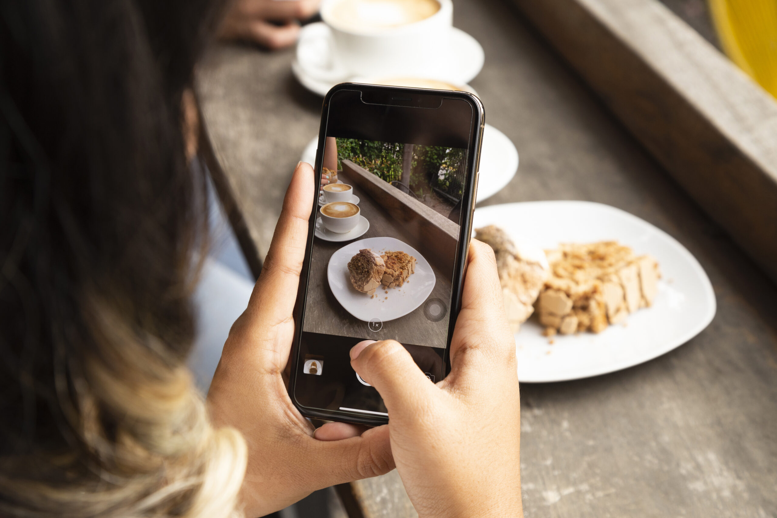 📱 "En la era digital, la tecnología transforma la experiencia en los restaurantes, desde realizar pedidos hasta gestionar reservas, todo desde tu teléfono móvil." 🍽️